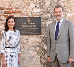 Sus Majestades los Reyes frente a una placa de bronce de su visita