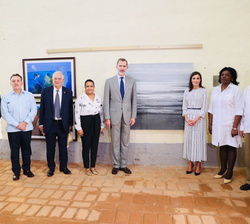 Sus Majestades los Reyes junto al cuadro  que han donado con motivo de su visita "El mar que nos une"
