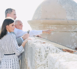 Sus Majesatdes los Reyes observan las vistas desde lo alto del baluarte 