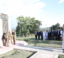 Sus Majestades los Reyes durante la colocación de una corona a los pies del monumento al soldado español