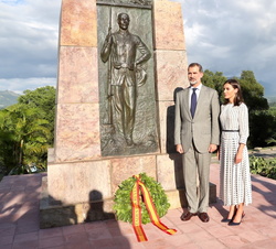 Sus Majestades los Reyes junto al monumento al soldado español