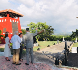 Sus Majestades los Reyes durante su visita al Memorial de la Loma de San Juan