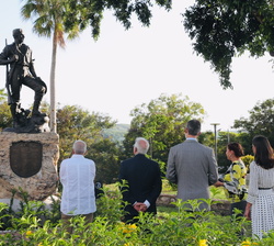 Sus Majestades los Reyes durante su visita al Memorial de la Loma de San Juan