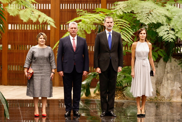 Sus Majestades los Reyes acompañados de sus excelencias el presidente de la República de Cuba y su esposa
