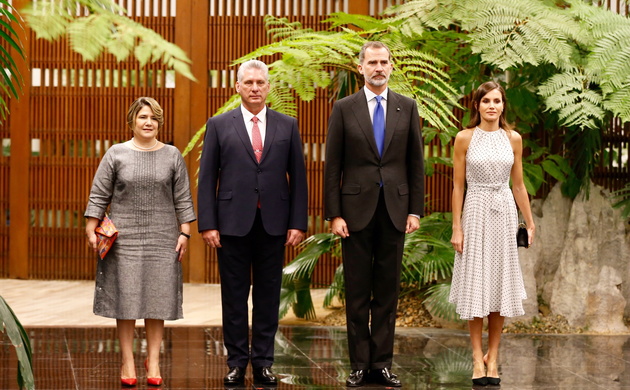 Sus Majestades los Reyes acompañados de sus excelencias el presidente de la República de Cuba y su esposa