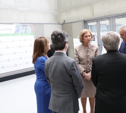 Doña Sofía conversa con los organizadores momentos antes del comienzo del Congreso