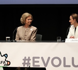 Su Majestad la Reina Doña Sofía junto a la presidenta de la Confederación Española de Alzheimer, Cheles Cantabrana, durante el acto