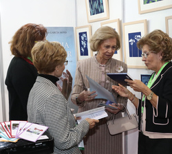 Su Majestad la Reina Doña Sofía durante su visita a los stands
