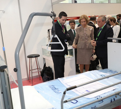Doña Sofía durante el recorrido por los stands