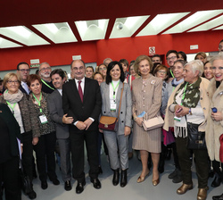 Su Majestad la Reina junto a participantes y visitantes de la exposición