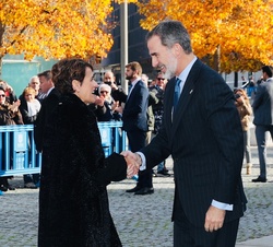 Su Majestad el Rey recibido a su llegada por la presidenta de la Comunidad Foral de Navarra, María Victoria Chivite