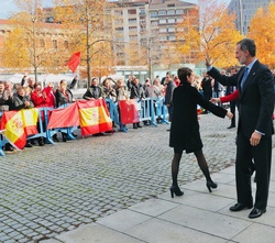Su Majestad el Rey saluda la gente congredada a su llegada al Baluarte, Palacio de Congresos y Auditorio de Navarra
