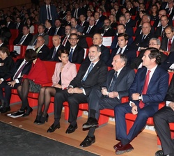 Don Felipe acompañado por las autoridades asistentes al acto
