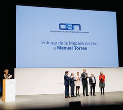 Su Majestad el Rey con el galardonado, Manuel Torres, junto a las autoridades asistentes al acto