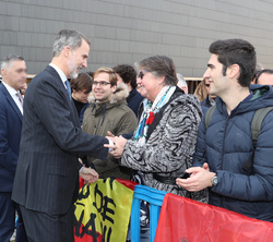 Su Majestad el Rey saluda la gente congredada a su salida del Baluarte, Palacio de Congresos y Auditorio de Navarra