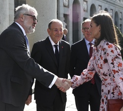 Su Majestad la Reina durante los saludos de bienvenida, a su llegada al Museo Nacional del Prado
