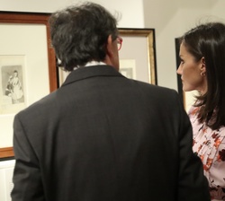Su Majestad la Reina frente a una de las obras de Goya