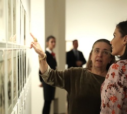 La Reina durante el recorrido de la exposición