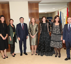Su Majestad la Reina Doña Sofía junto a la directora de orquesta, los miembros de la Orquesta Sinfónica Nacional Checa y autoridades