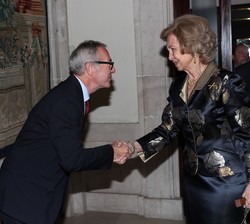 Doña Sofía recibe el saludo del ministro de Cultura y Deporte en funciones, José Guirao, a su llegada al Palacio Real de Madrid