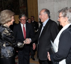 Su Majestad la Reina Doña Sofía es saludada por el Premio Reina Sofía de Poesía Iberoamericana 2019, Joan Margarit