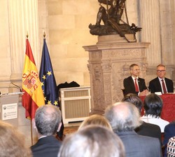 Doña Sofía escucha la intervención del presidente del Consejo de Administración del Patrimonio Nacional, Alfredo Pérez de Armiñán