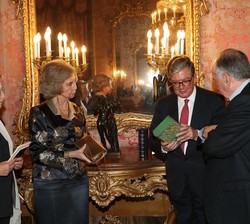 El presidente de Patrimonio Nacional entrega un obsequio al premiado en presencia de Su Majestad la Reina Doña Sofía
