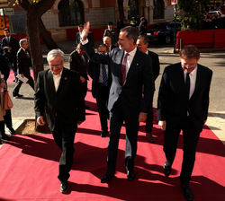 Don Felipe junto a las autoridades saluda al público allí presente