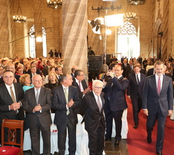 Su Majestad el Rey a su entrada al Salón Columnario