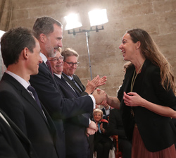 Su Majestad el Rey hace entrega de la medalla a Carlota Pí, premio al Emprendedor