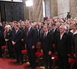 Don Felipe durante la interpretación del Himno de la Comunidad Valenciana