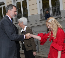Su Majestad el Rey recibe el saludo de la presidenta del Observatorio contra la Violencia doméstica y de Género y vocal del Consejo General del Poder 