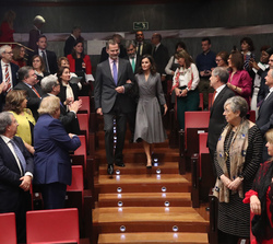 Sus Majestades los Reyes a su entrada al salón de actos