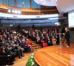 Vista general del salón de acto durante la intervención de la maestra de ceremonia
