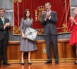 Su Majestad la Reina con el Premio del Observatorio contra la Violencia Doméstica y de Género 2019 que ha recibido de manos de Su Majestad el Rey
