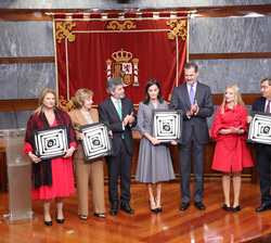 Sus Majestades los Reyes junto a los premiados y el presidente del Tribunal Supremo y lapresidenta del Observatorio contra la Violencia Doméstica y de