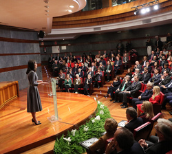 Vista general del salón de acto durante la intervención de Su Majestad la Reina