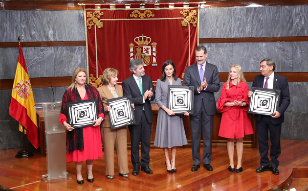 Sus Majestades los Reyes junto a los premiados y el presidente del Tribunal Supremo y lapresidenta del Observatorio contra la Violencia Doméstica y de