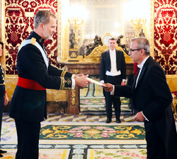 Su Majestad el Rey recibe la Carta Credencial de manos del embajador de la República de Albania, Sr. Gazmend Barbullushi