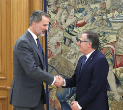 Su Majestad el Rey recibe el saludo del presidente de la Ciudad Autónoma de Melilla, Eduardo de Castro González