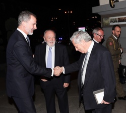 Su Majestad el Rey recibe el saludo del secretario general de la Asociación de Periodistas Europeos (APE), Miguel Ángel Aguilar, en presencia de su pr