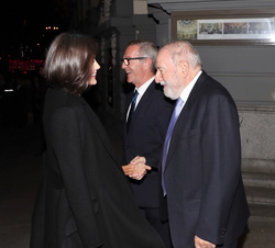 Su Majestad la Reina recibe el saludo del presidente de la Asociación de Periodistas Europeos (APE), Diego Carcedo, a su llegada al Hotel Palace