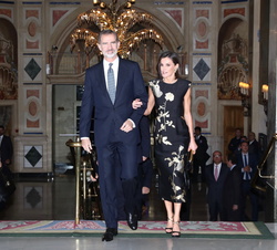 Don Felipe y Doña Letizia acceden al Hotel Palace