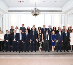 Don Felipe y Doña Letizia junto a las autoridades y miembros del jurado asistentes a la entrega del Premio