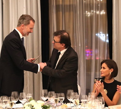 Su Majestad el Rey hace entrega del Premio de Periodismo "Francisco Cerecedo", en su XXXVI edición, a Javier Cercas