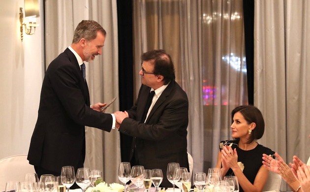Su Majestad el Rey hace entrega del Premio de Periodismo "Francisco Cerecedo", en su XXXVI edición, a Javier Cercas
