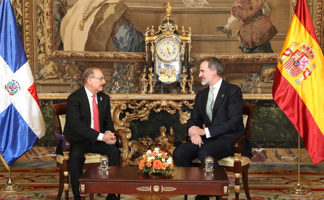 Don Felipe conversa con el Presidente de la República Dominicana, Excmo. Sr. Danilo Medina