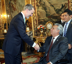 Su Majestad el Rey recibe el saludo del Presidente de la República del Ecuador, Excmo. Sr. Lenin Moreno