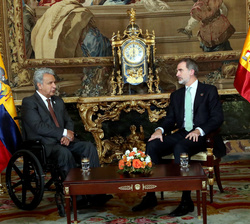 Don Felipe conversa con el Presidente de la República del Ecuador, Excmo. Sr. Lenin Moreno