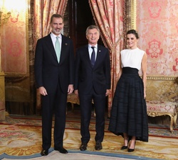 Sus Majestades los Reyes junto a Su Excelencia Mauricio Macri, Presidente de la Nación Argentina